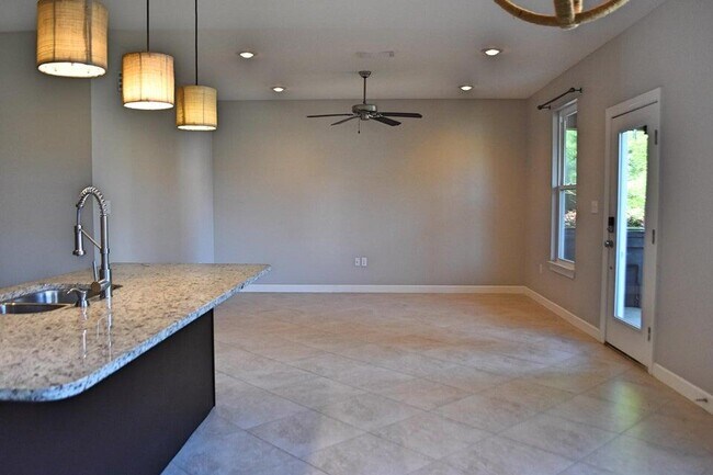 Building Photo - 416 Tropical Way