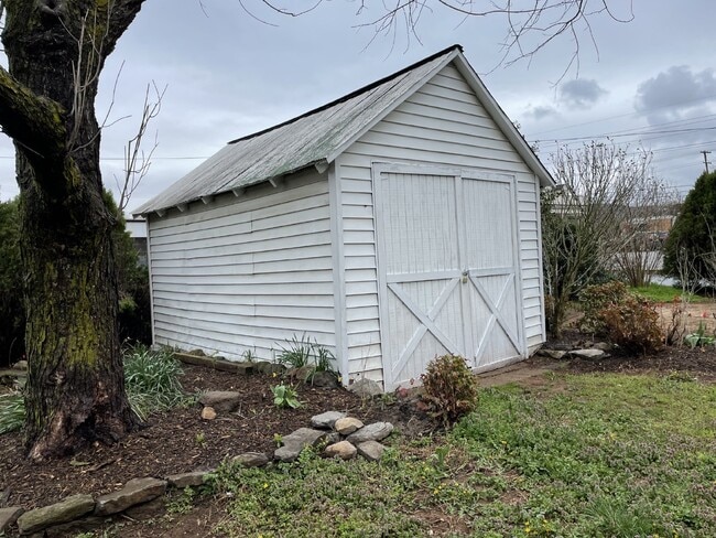Building Photo - "Charming 3-Bed Home with 1.5 Baths in Fro...