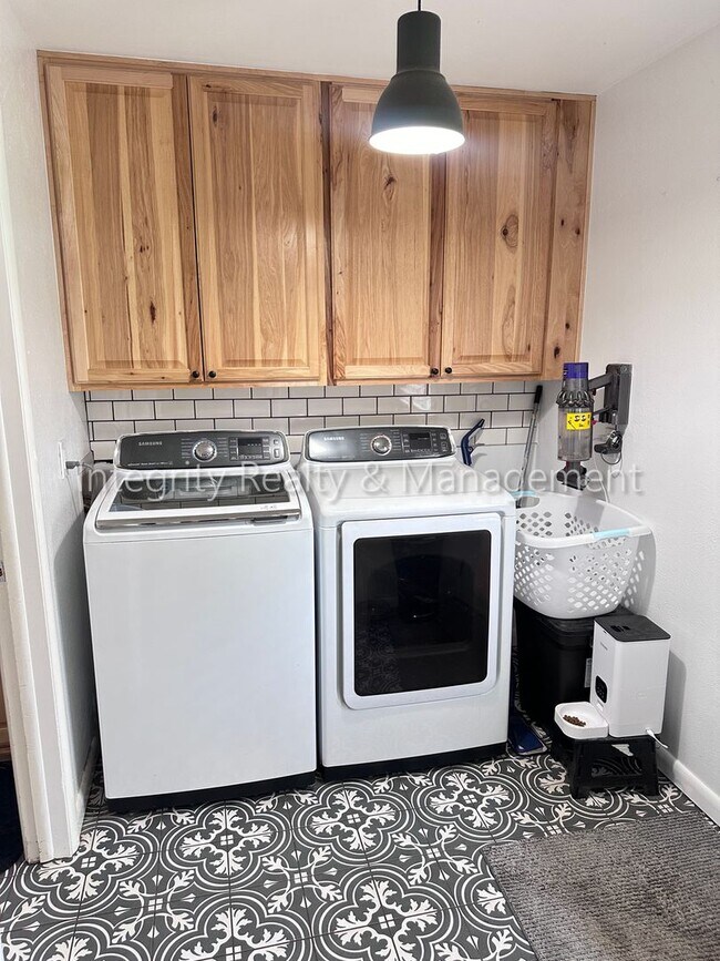 Building Photo - 3367 W Arlington Ave