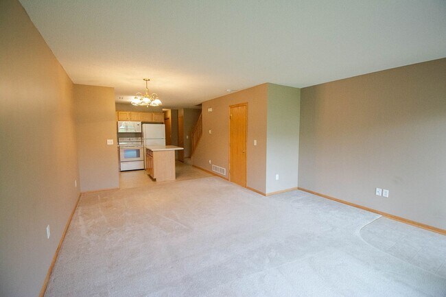 Building Photo - Townhome in Quiet NW Rochester Neighborhood!
