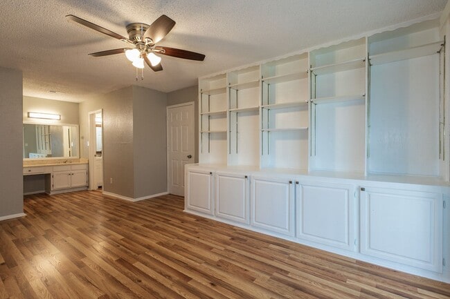 Building Photo - 2 Bed | 1.5 Bath East Tulsa with Spacious Back yard!