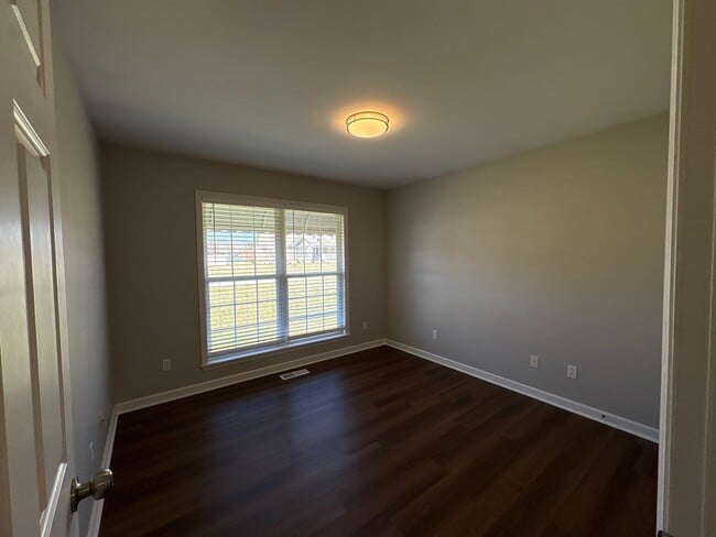 Building Photo - Spacious 3 Bedroom Home In Manchester...