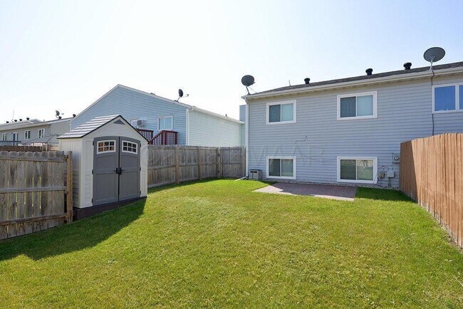 Building Photo - 4 Bed, 2 Bath Twinhome in South Fargo!