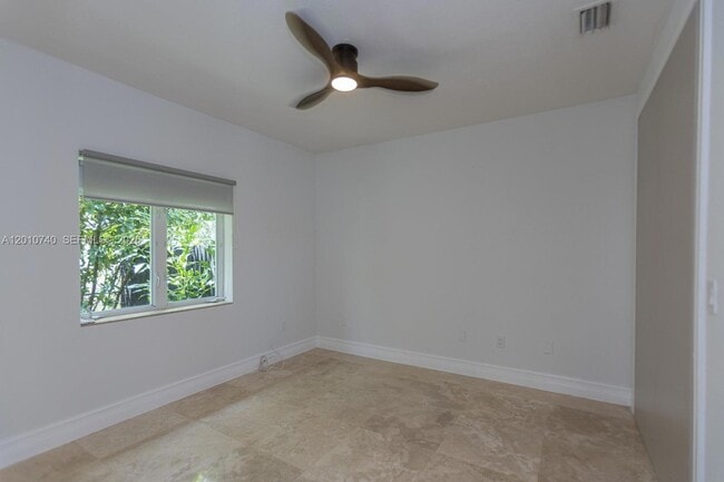 Building Photo - 425 N Shore Dr