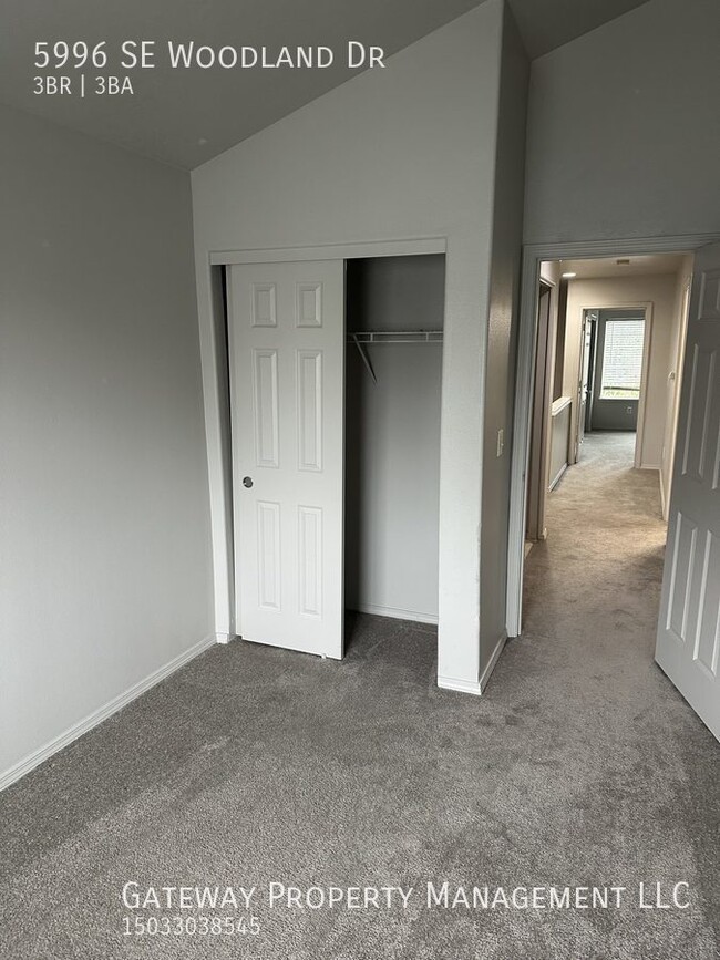 Building Photo - 5996 SE Woodland Dr