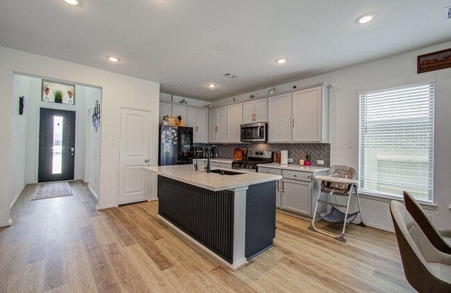 Building Photo - 4722 Crest Hill Dr