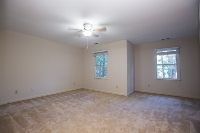 Building Photo - Available early July! Adorable 2 bed, 2.5 ...