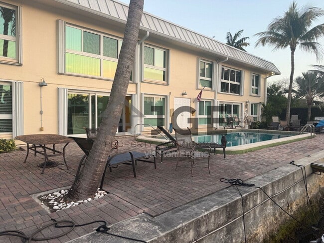 Building Photo - 861 SE 22nd Ave