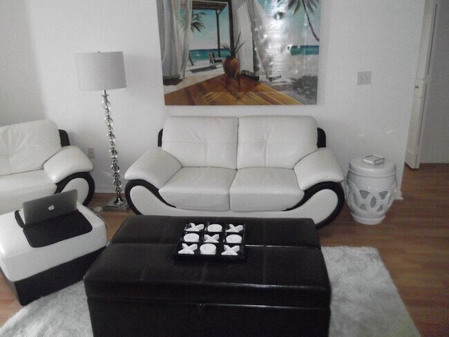 Building Photo - 520 SE 5 Ave