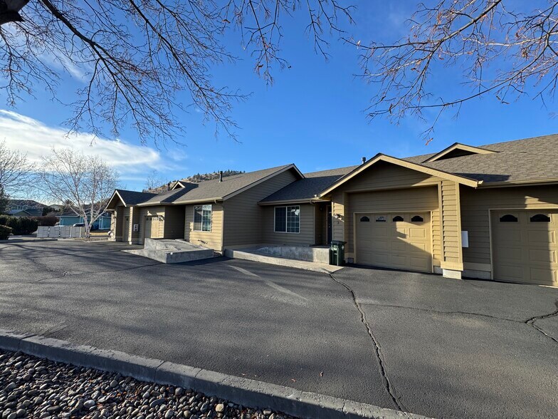 Building Photo - 2062 NE Chanel Ct