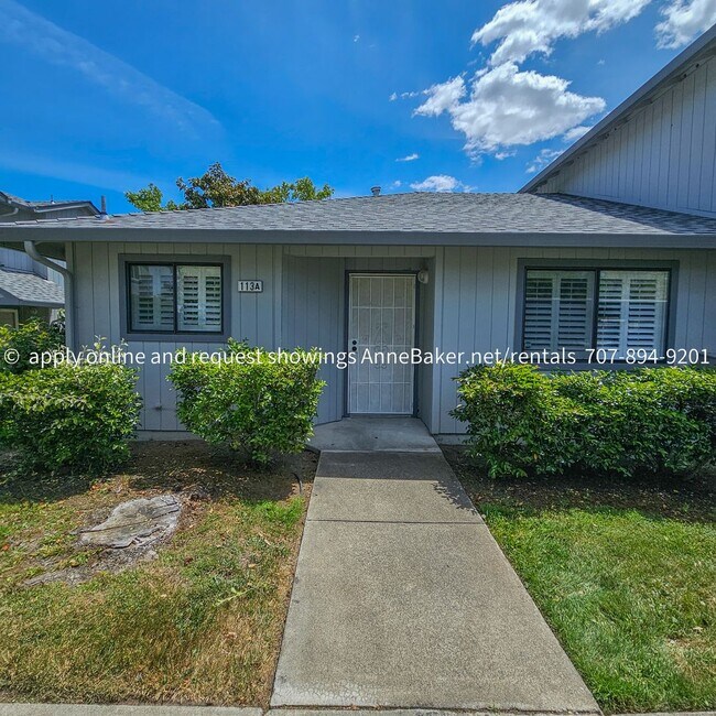 Building Photo - Exquisitely Updated Condo - Must See