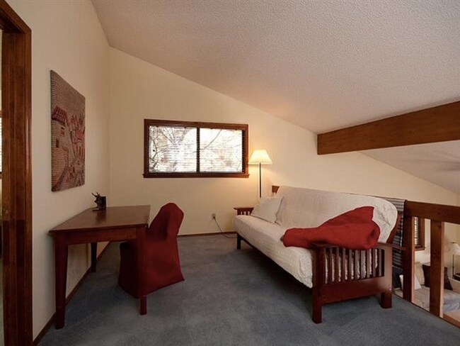 Building Photo - Elk Run Townhouse with 1 car garage.