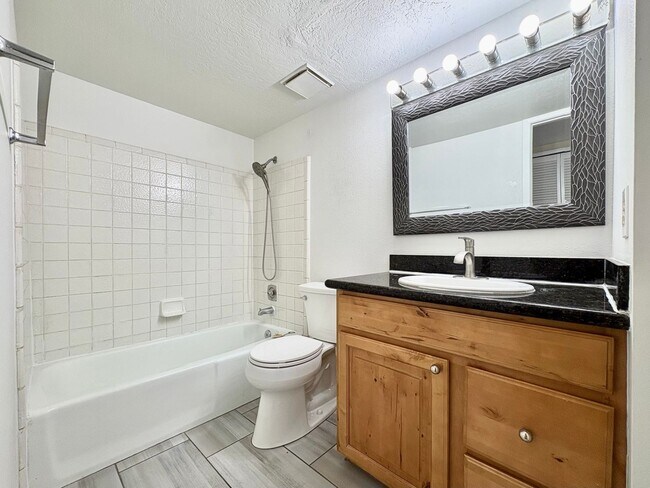 Building Photo - Charming 3-Bed Townhome in Holladay – Fenced Yard, Ample Parking & Prime Location