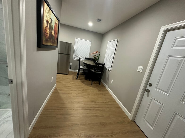 Building Photo - 2608 Village Ln