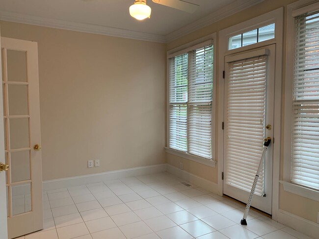 Building Photo - Large 3 Bed | 2.5 Bath Townhouse With Firs...
