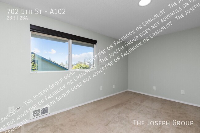 Building Photo - 702 5th St