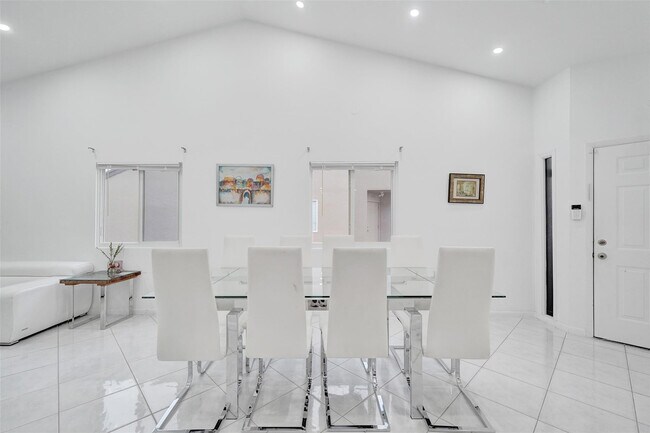 Building Photo - 5514 SW 28th Terrace