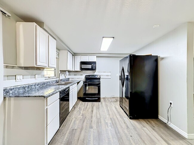 Building Photo - 702 21st Ave W