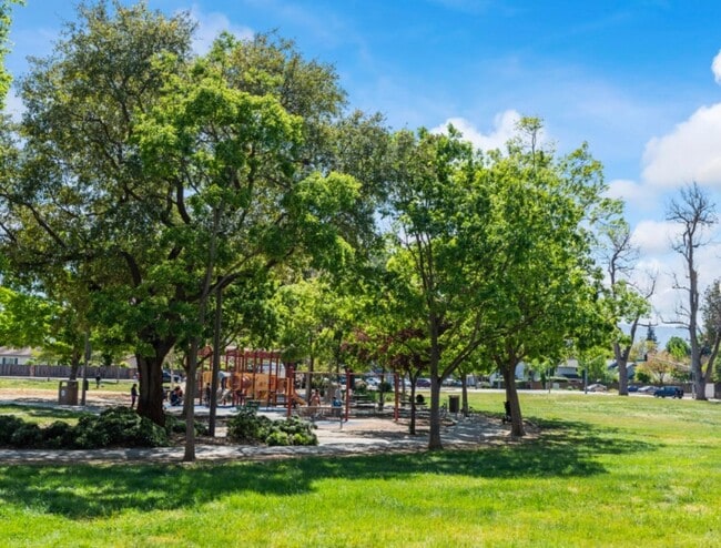 Building Photo - Stunning upstairs condo unit for rent in Blossom Valley