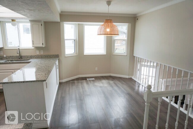 Building Photo - 1208 E Cedar View Dr