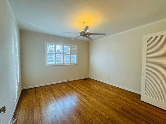 Building Photo - Charming 2 Bed, 2 Bath Home near UOP