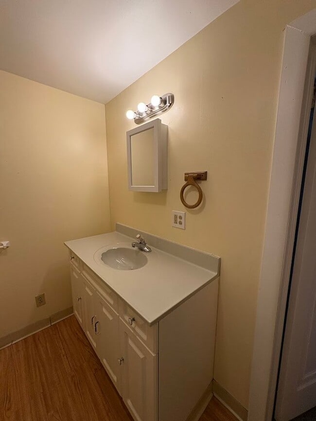 Building Photo - Three bedroom one bathroom home for rent