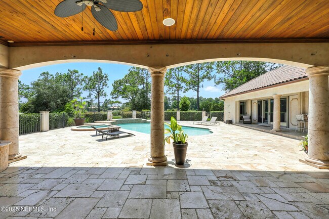 Building Photo - 2061 Crown Dr