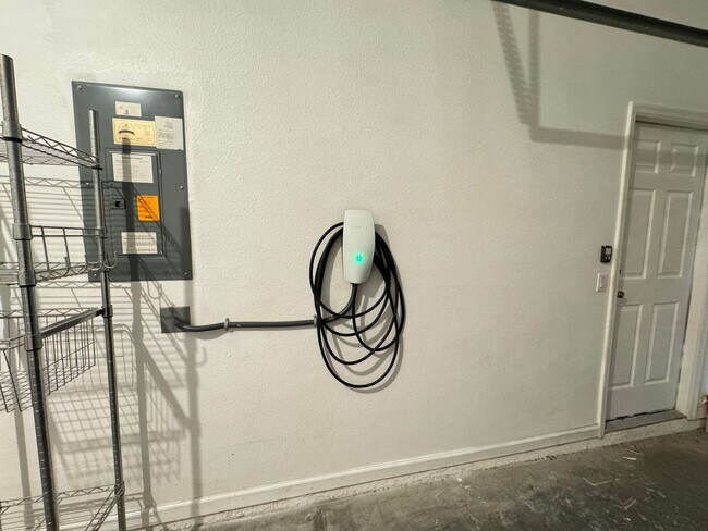 Building Photo - 5 Bedroom Townhome in Avalon Park! TESLA CHARGER INCLUDED!