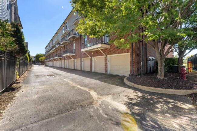 Building Photo - 380 Island Dr