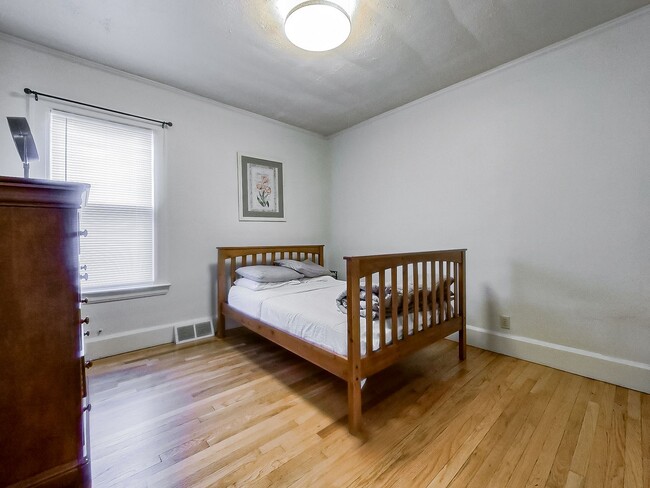 Building Photo - Welcome to this charming 2 bedroom, 1 bath...