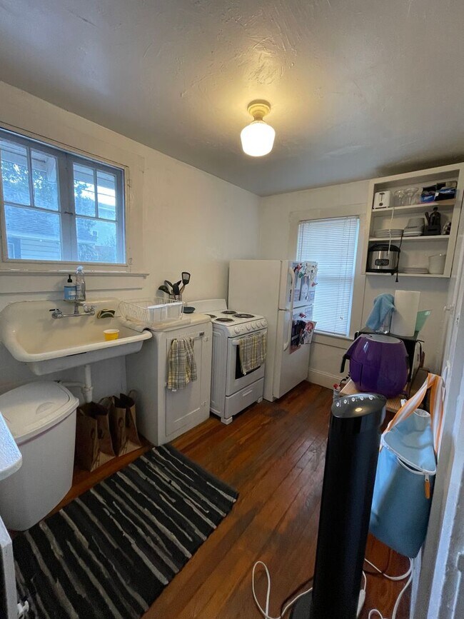Building Photo - FALL 2026!!! Private 1 Bedroom Historic Ho...