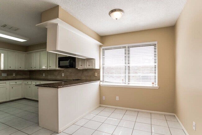 Building Photo - 3822 Stillview Dr