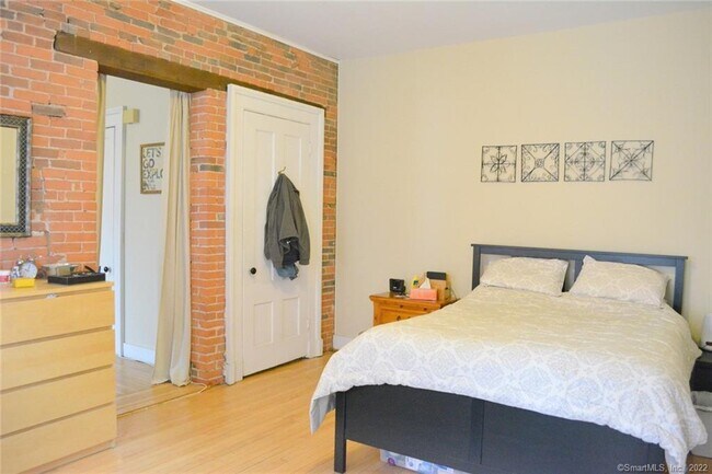 Building Photo - 104 William St