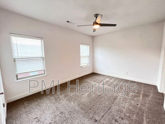 Building Photo - 418 NW Retreat Ln