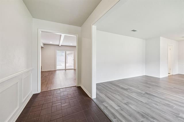Building Photo - 1800 Midcrest Dr