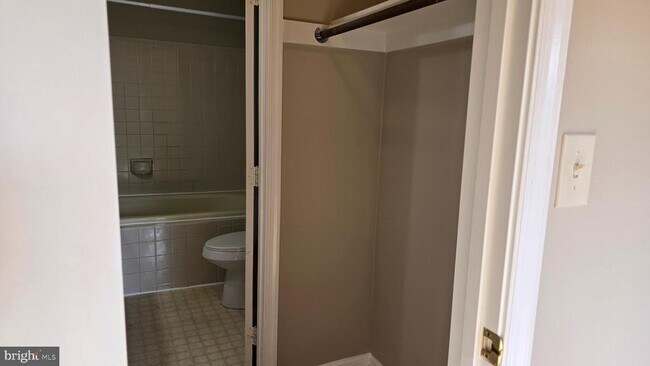 Building Photo - 102 Chesterfield Ln