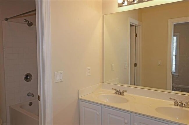 Building Photo - 1183 Dunwoody Village Dr