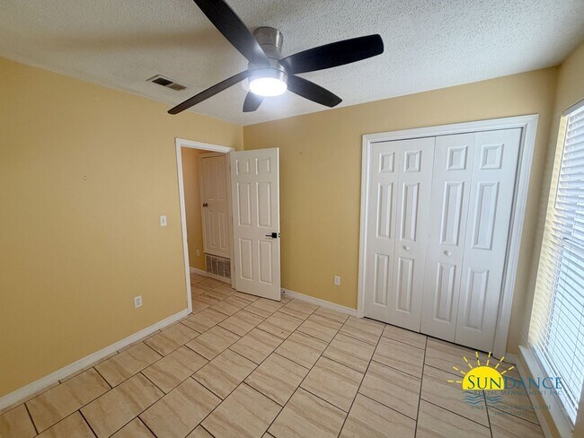 Building Photo - Adorable 3 Bedroom Home in Bluewater Bay!