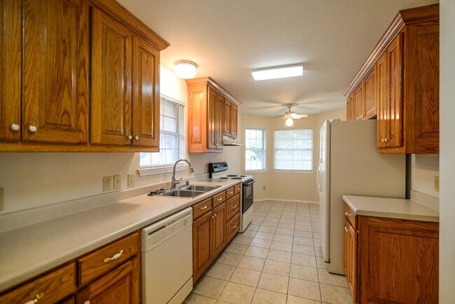 Building Photo - Spacious 2 Bedroom, 2 Bath Duplex – Over 1...