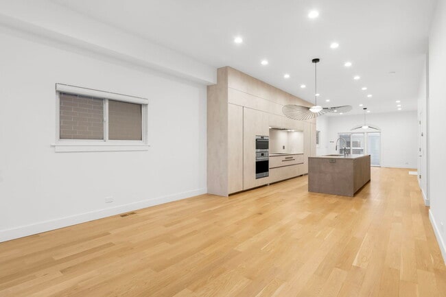 Building Photo - 1618 W Pierce Ave