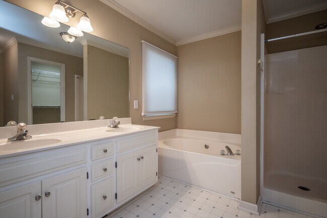 Building Photo - 119 Spring Lake Dr