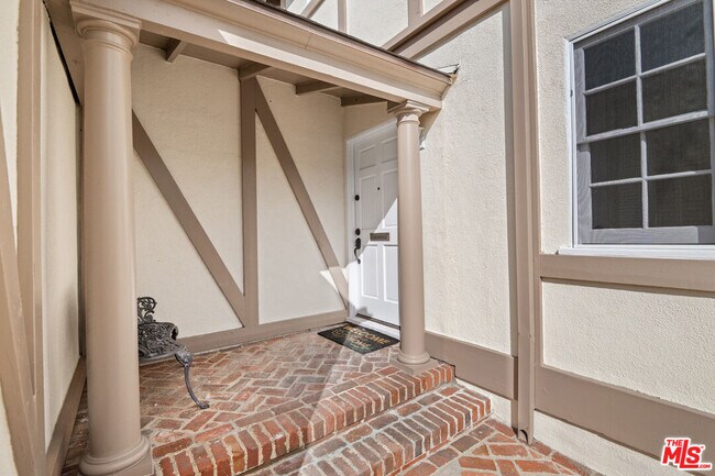 Building Photo - 10309 La Grange Ave