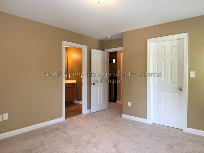 Building Photo - 616 Lake Artesia Ln