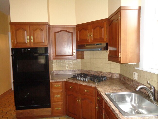 Building Photo - 3403 Bank St