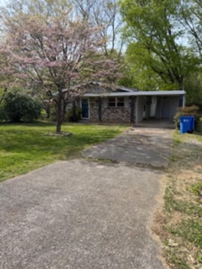 Building Photo - Alcoa City services and Schools 3 bedroom  home. call Debra Johnson 865-591-8281