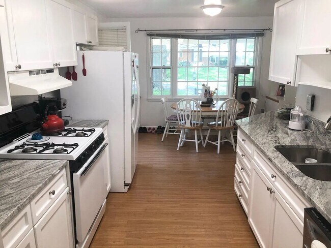 Building Photo - Regency Estates 5 BR 3 BA