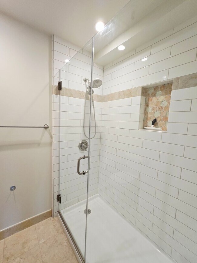 Building Photo - Top Floor Condo Unit