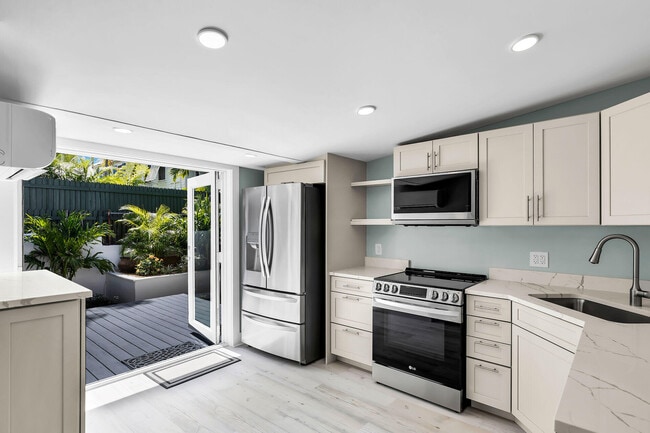 Building Photo - 1420 Petronia St