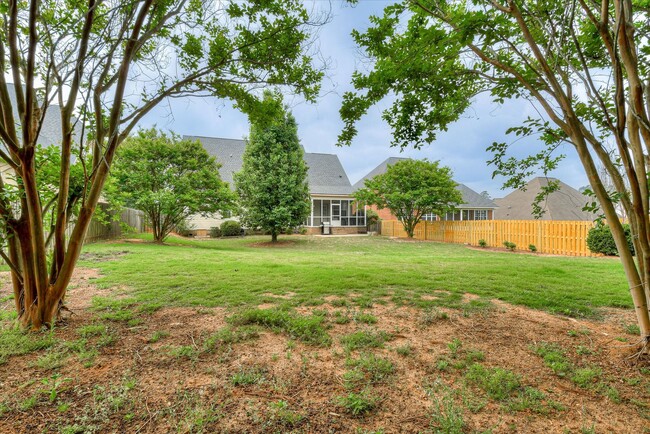 Building Photo - 5 Bed/3 Bath home with Primary Bedroom & a...