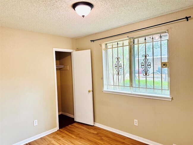 Building Photo - 2523 Woodbough Dr